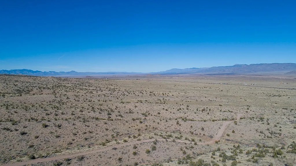 West Sloping, with legal access 40 Acres, Mohave, Arizona 313-11-043 - Image 2